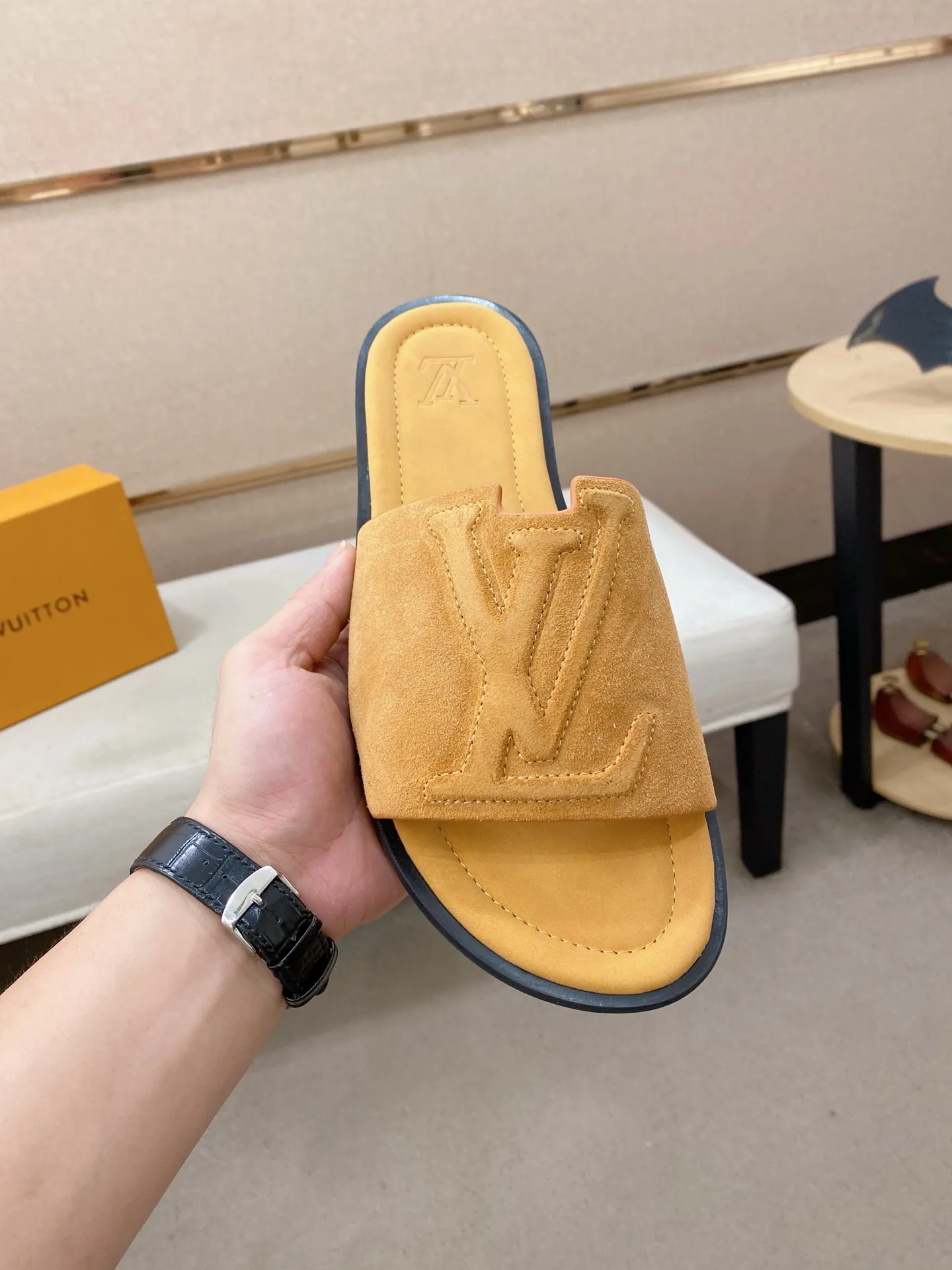 Men's shoes 💰: 340💰Made by LV🔍Top purchasing agents. Men's spring and summer slippers are available at the same counter. The uppers are imported cowhide from Italy, with logo graphics and high-quality craftsmanship. Soles: original soles specially provided by the original factory. Exclusive movable molded soles are super comfortable. Original goods follow orders. 🔍🔍High quality. You can enter and exit the counter at will. Welcome to compare. Size 38-44. Can be customized45